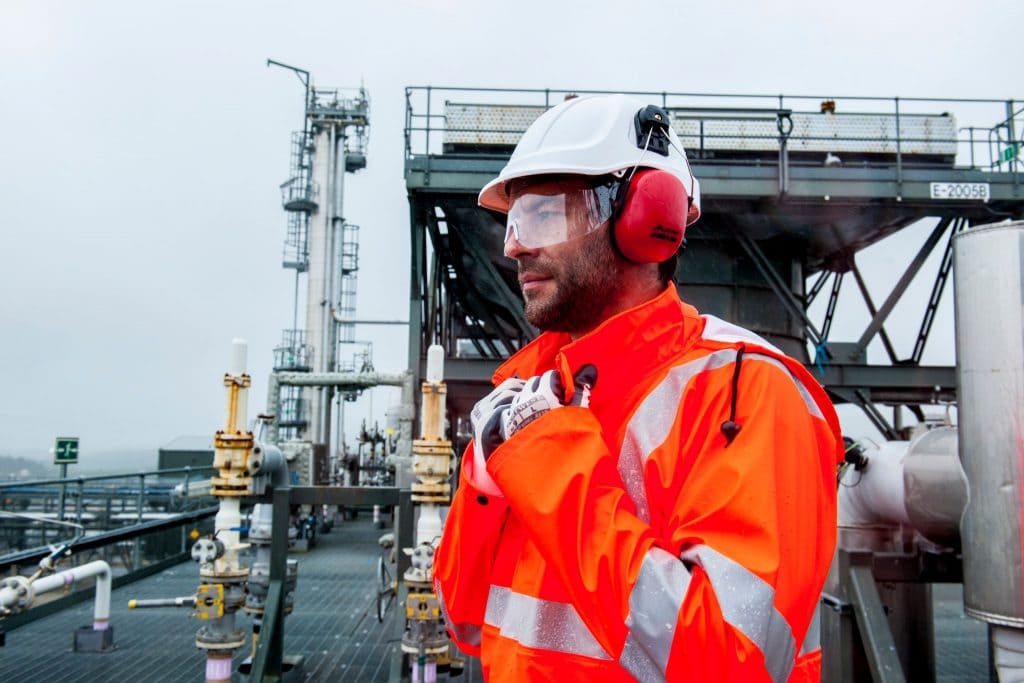 Trabajador de la industria de gas con equipos de protección